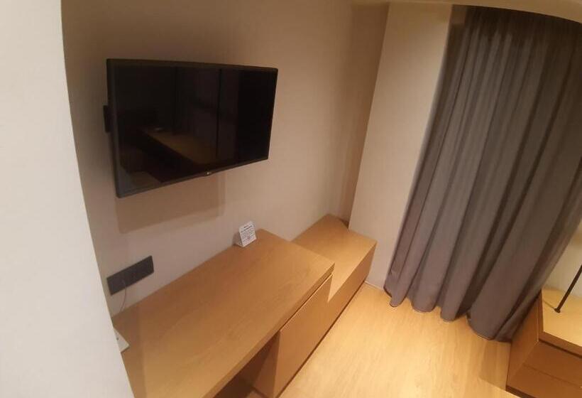 Номер Стандарт Трехместный, Theofilos City