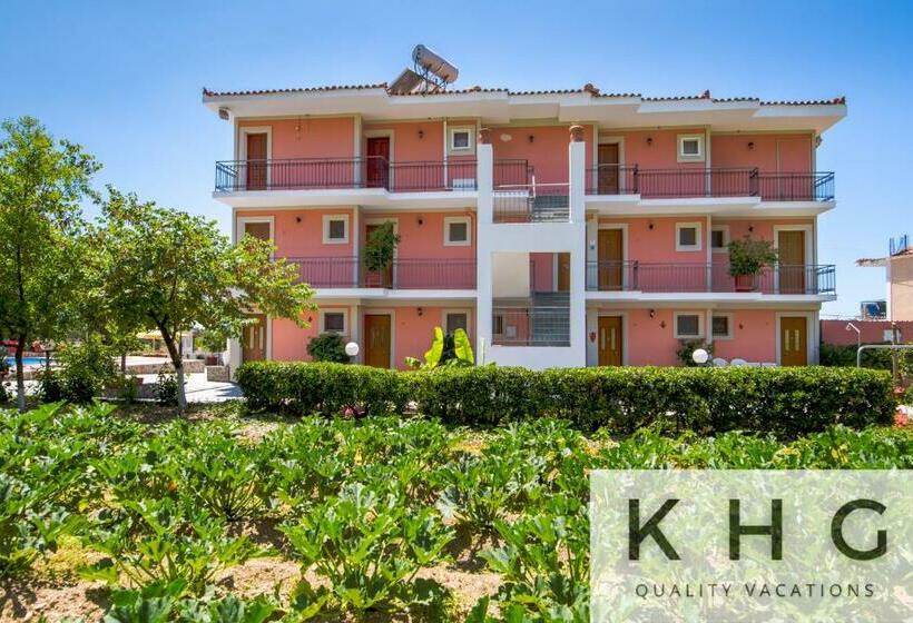 デラックススタジオ, Jovanna Studios In The Nature With Pool!