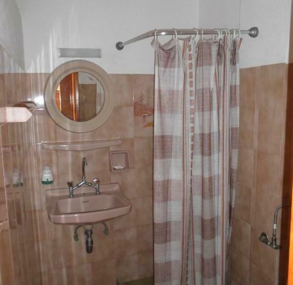 חדר סטנדרט לארבעה, Eleni Rooms