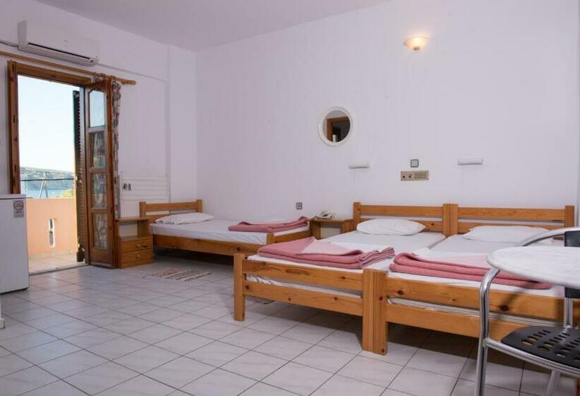 غرفة قياسية ثلاثية, Alexander Beach