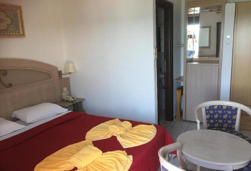 غرفة قياسية, Alexander Beach