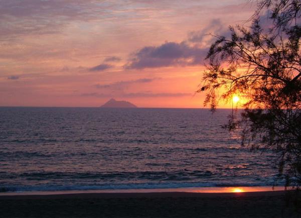غرفة قياسية ثلاثية, Alexander Beach