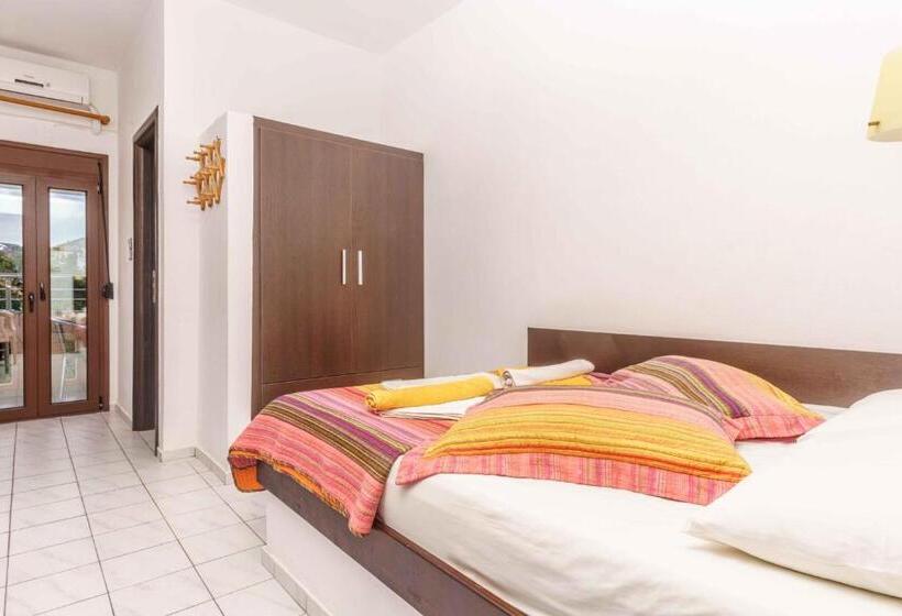 غرفة قياسية, Alexander Beach