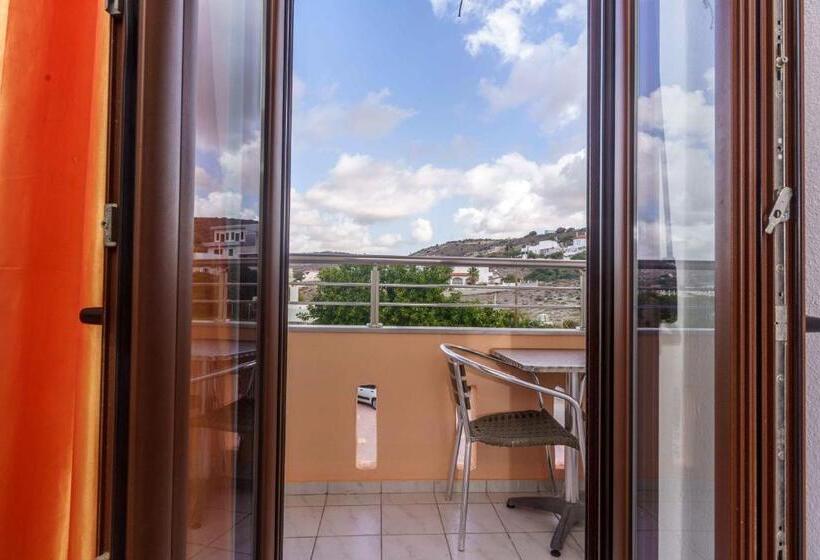 غرفة قياسية, Alexander Beach