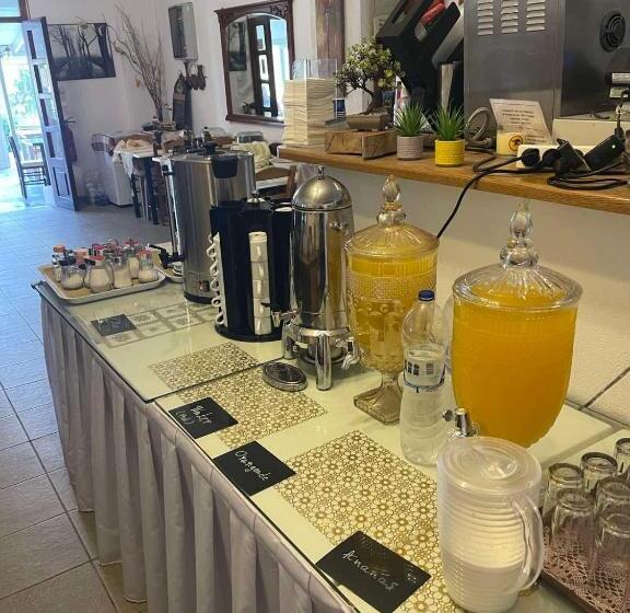 غرفة قياسية ثلاثية, Alexander Beach