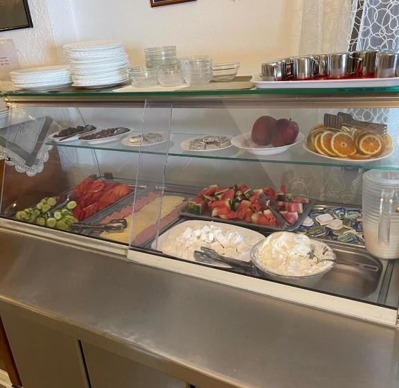 غرفة قياسية رباعية, Alexander Beach