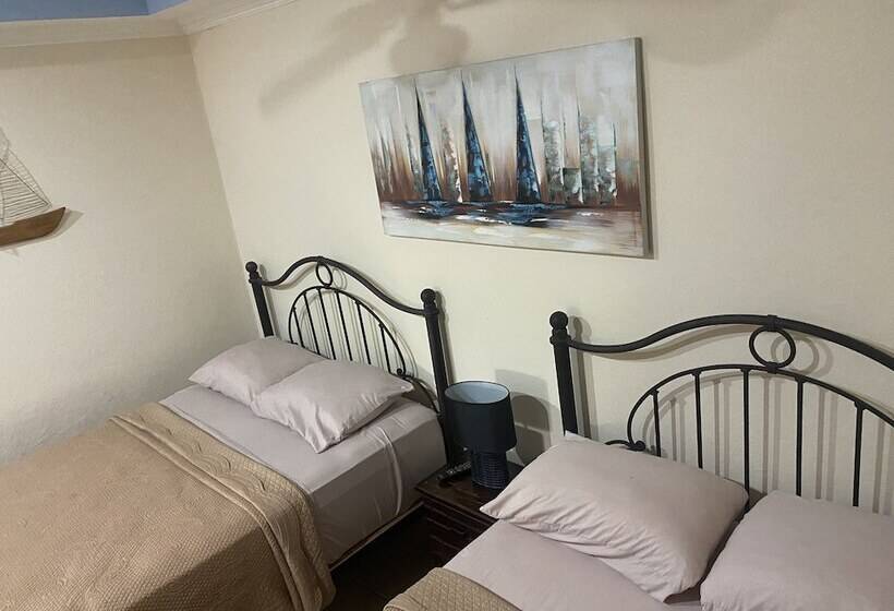 스탠다드 스튜디오, Casas Del Toro Playa Flamingo