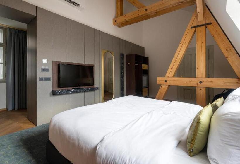 اتاق لوکس, Numa I Laurel