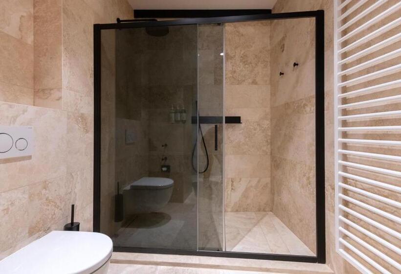 اتاق لوکس, Numa I Laurel