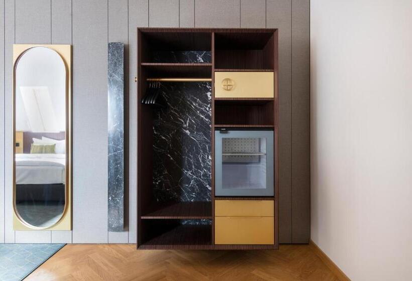 اتاق لوکس, Numa I Laurel