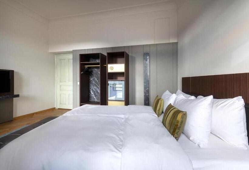 اتاق لوکس, Numa I Laurel