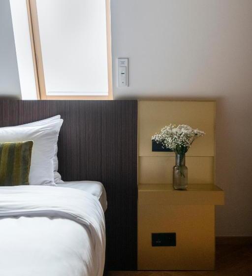 اتاق لوکس, Numa I Laurel