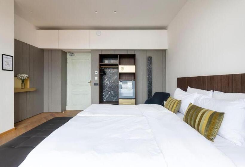 اتاق سوپریور, Numa I Laurel