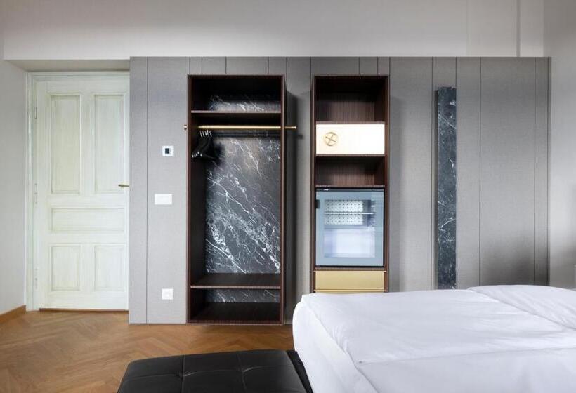 اتاق لوکس, Numa I Laurel