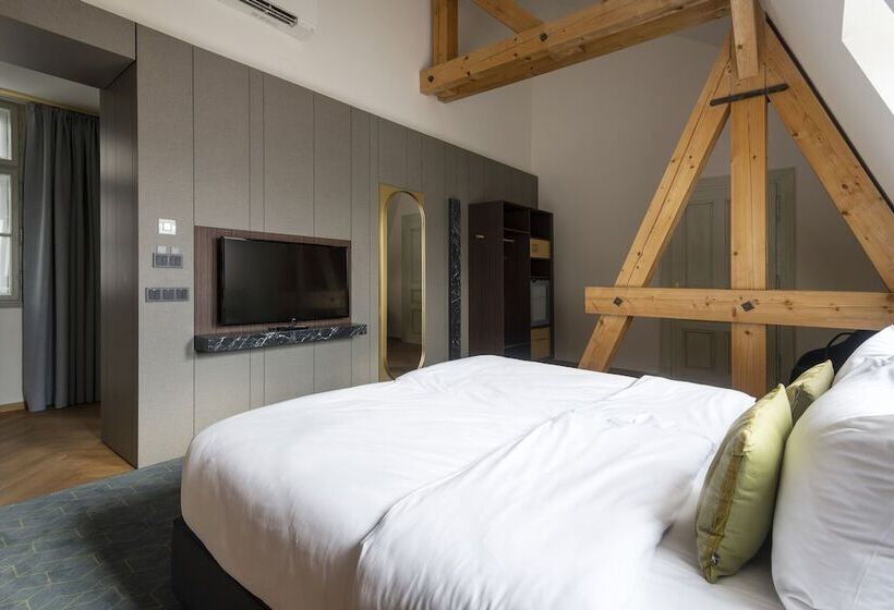 اتاق لوکس, Numa I Laurel