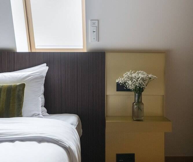 اتاق لوکس, Numa I Laurel