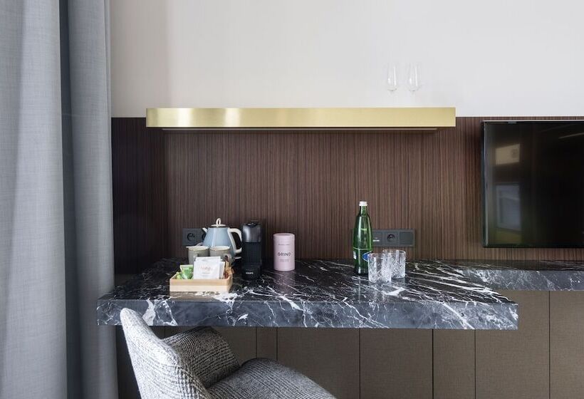 اتاق لوکس, Numa I Laurel