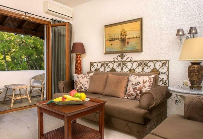 غرفة عائلية مطلّة علي البحر, Leandros