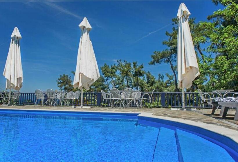 غرفة عائلية مطلّة علي البحر, Leandros