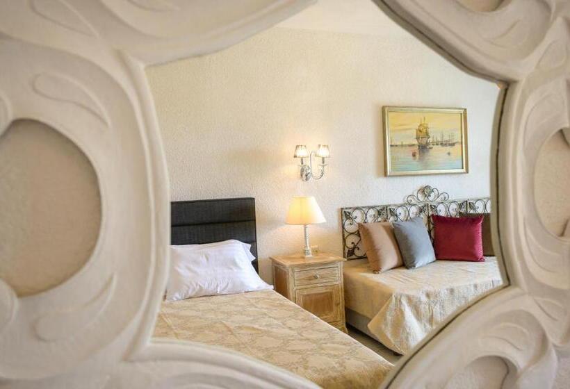 غرفة عائلية مطلّة علي البحر, Leandros