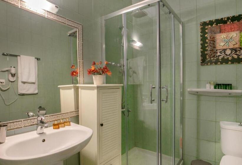 غرفة عائلية مطلّة علي البحر, Leandros