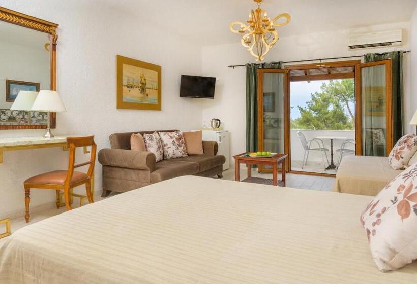 غرفة عائلية مطلّة علي البحر, Leandros