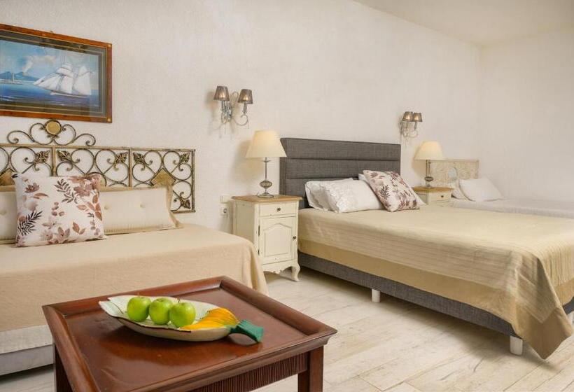 غرفة عائلية مطلّة علي البحر, Leandros