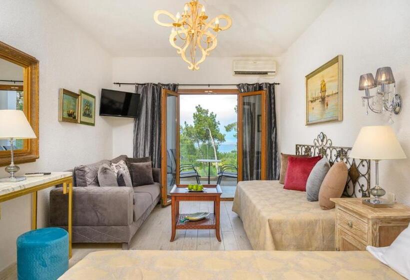 غرفة عائلية مطلّة علي البحر, Leandros