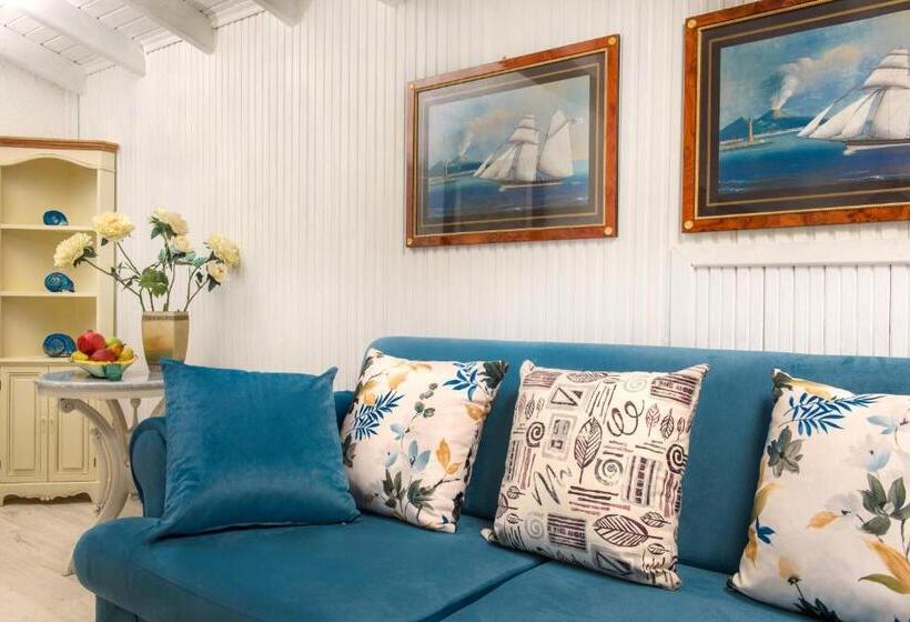 جناح جونيور مطلّ علي البحر, Leandros