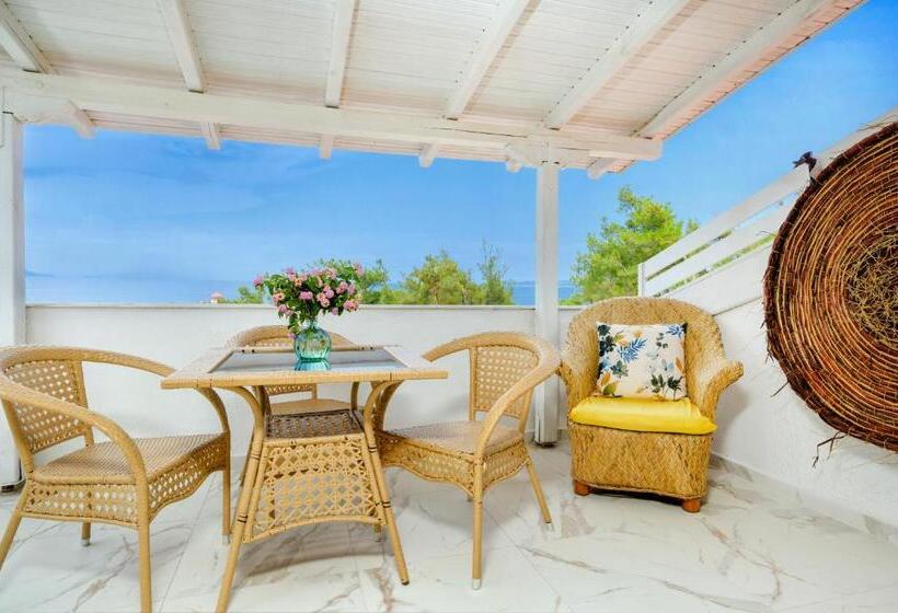 جناح جونيور مطلّ علي البحر, Leandros