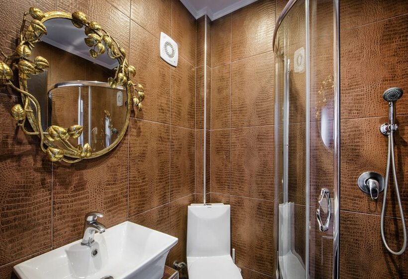 غرفة قياسية مطلّة علي البحر, Leandros