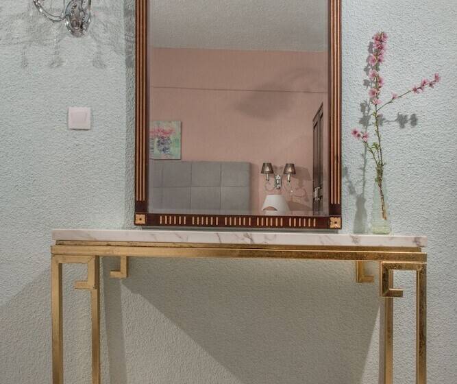 غرفة قياسية مطلّة علي البحر, Leandros