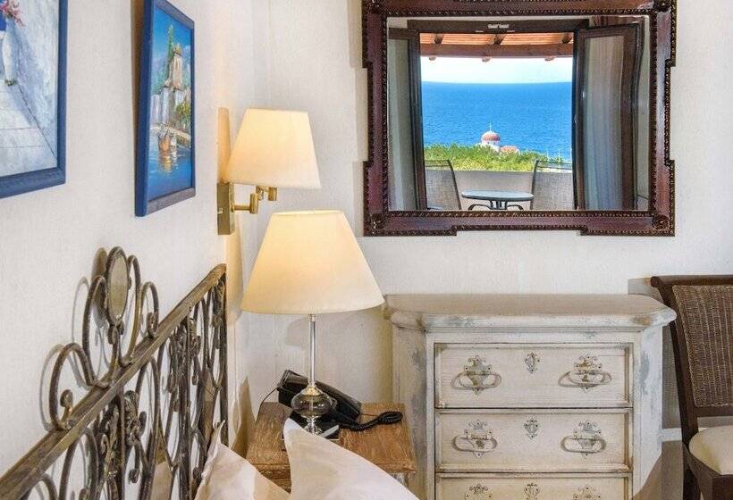 غرفة قياسية مطلّة علي البحر, Leandros