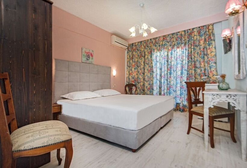 غرفة قياسية مطلّة علي البحر, Leandros