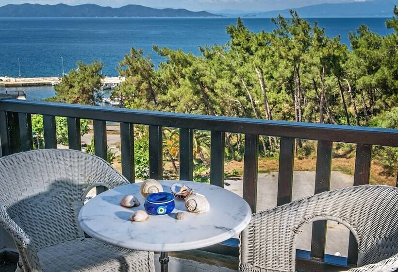 غرفة عائلية مطلّة علي البحر, Leandros