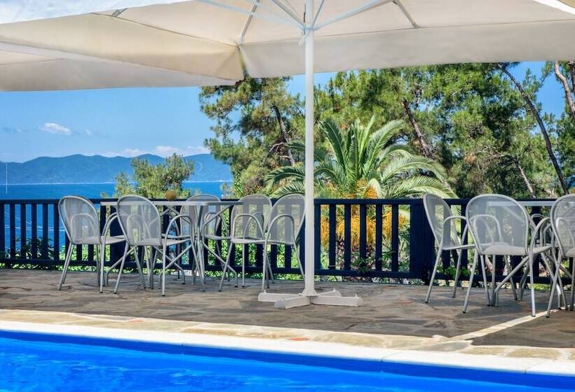 غرفة عائلية مطلّة علي البحر, Leandros