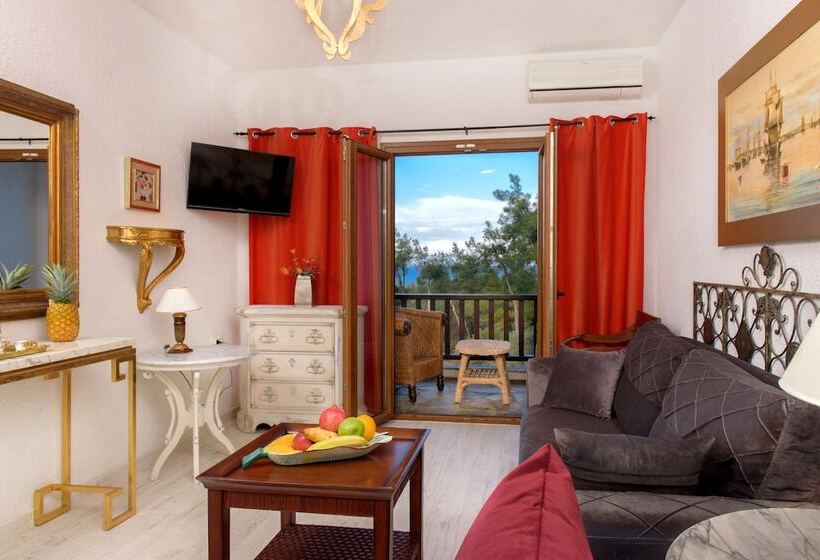 غرفة عائلية مطلّة علي البحر, Leandros