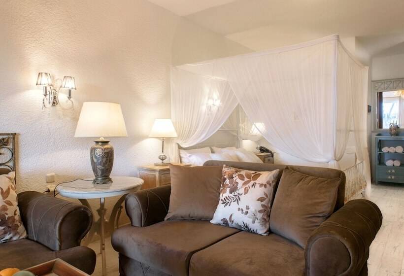 غرفة عائلية مطلّة علي البحر, Leandros