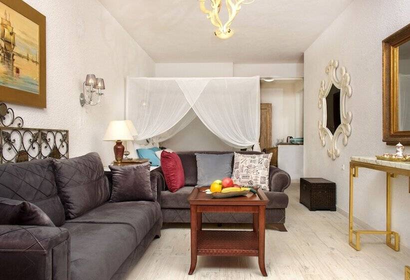 غرفة عائلية مطلّة علي البحر, Leandros