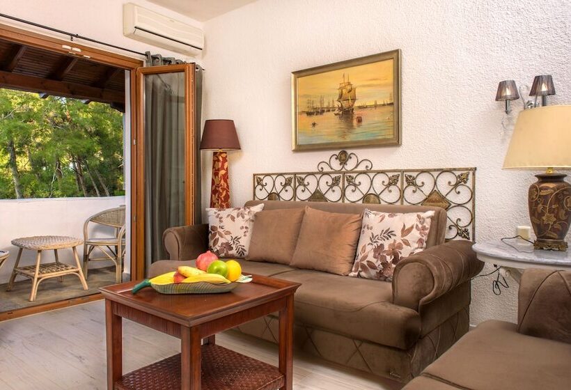 غرفة عائلية مطلّة علي البحر, Leandros