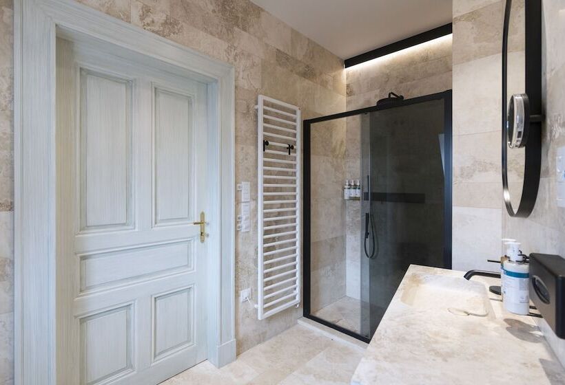 اتاق لوکس, Numa I Laurel