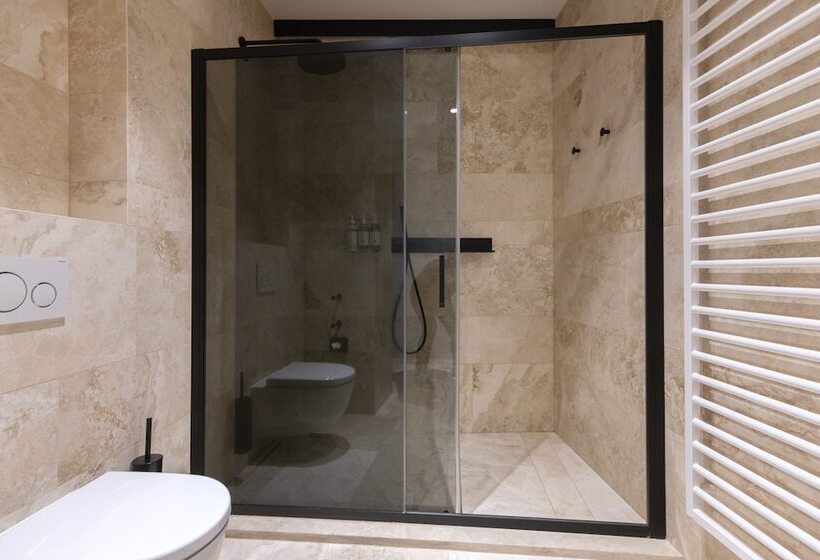 اتاق لوکس, Numa I Laurel