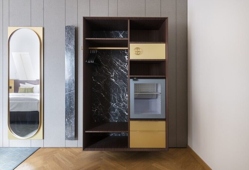 اتاق لوکس, Numa I Laurel