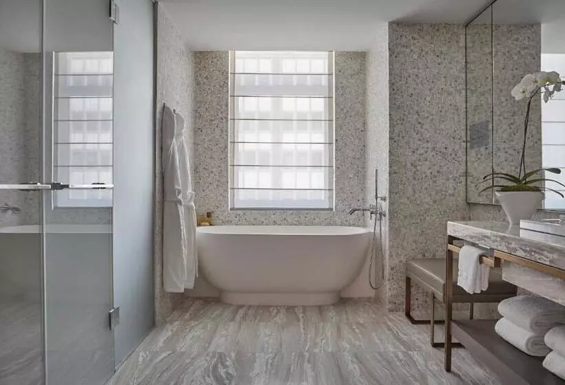 Standard-huone King-vuode, Four Seasons Hotel New York Downtown