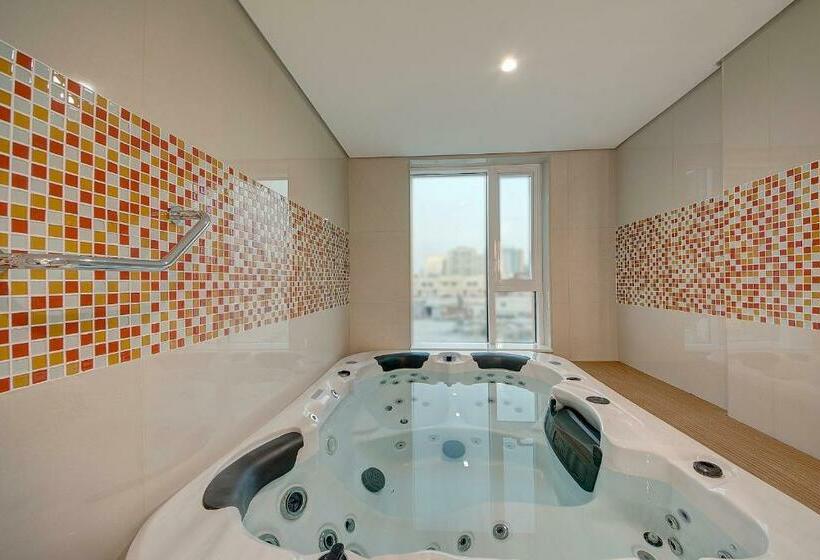 سوییت اجرایی, Al Khoory Atrium