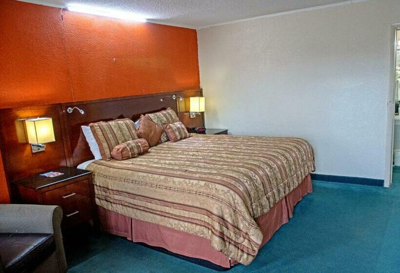 מיטת קינג בסוויטה, America's Best Inn and Suites Emporia