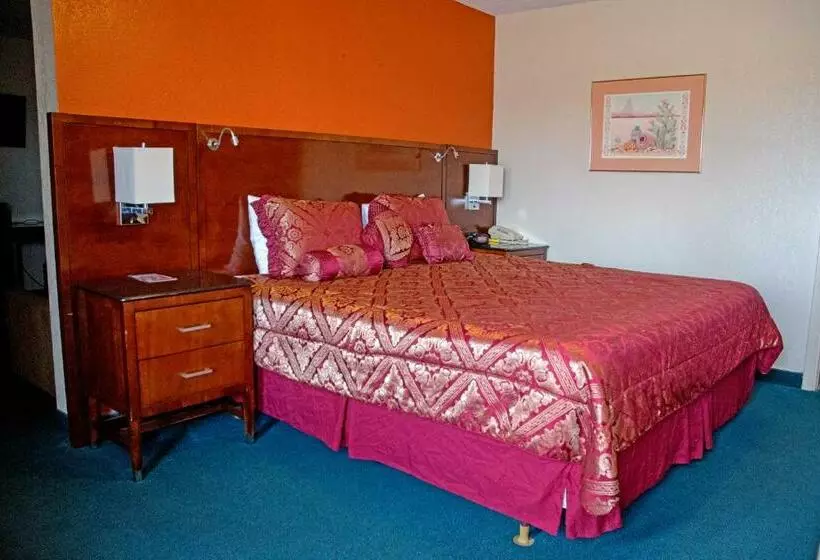 キングサイズベッドのスタンダードルーム, America's Best Inn and Suites Emporia