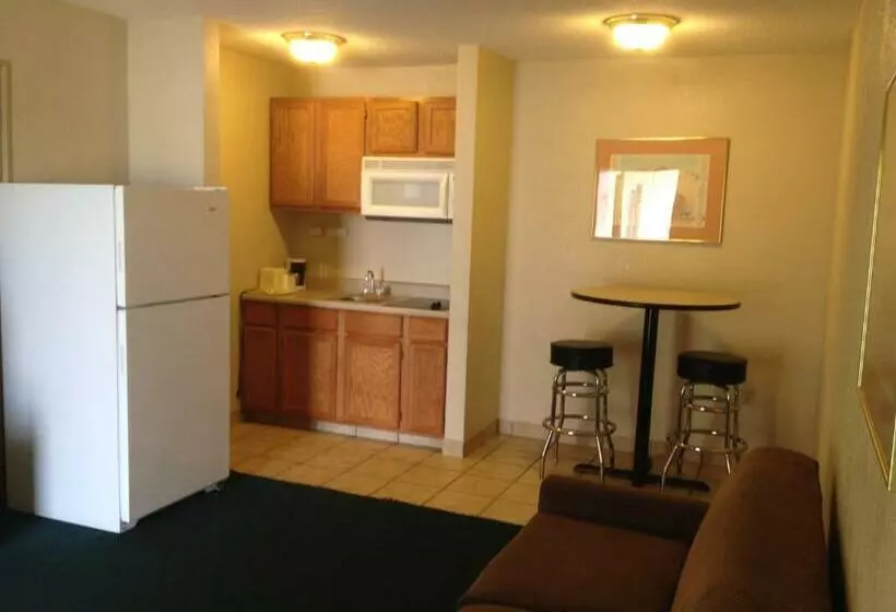 キングサイズベッドのスイートルーム, America's Best Inn and Suites Emporia