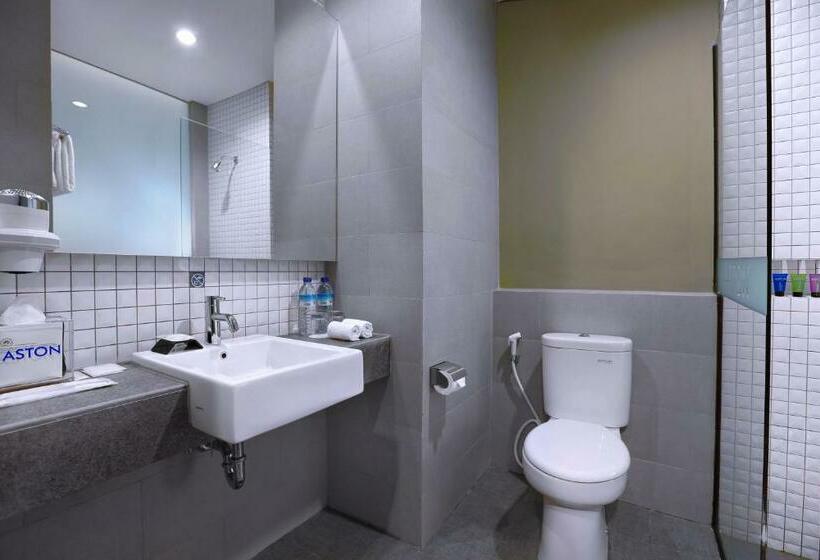 수피리어 룸 풀장 전망, Aston Inn Mataram