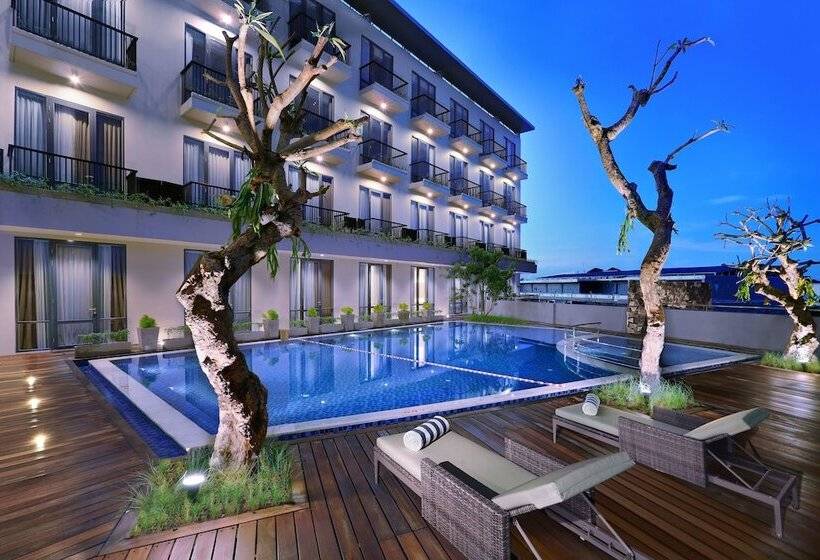 수피리어 룸 풀장 전망, Aston Inn Mataram